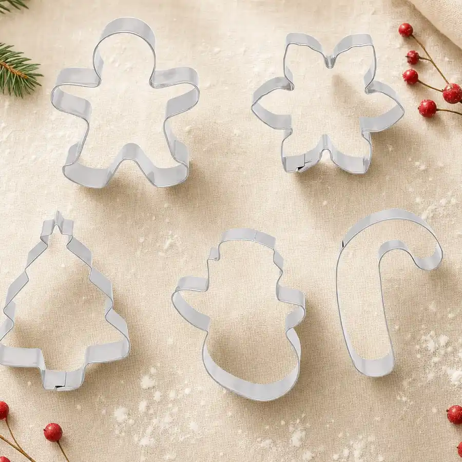 Set de 5 emporte-pièces de Noël en inox Biscoupe : bonhomme en pain d'épices, sapin, flocon de neige, bonhomme de neige et canne à sucre